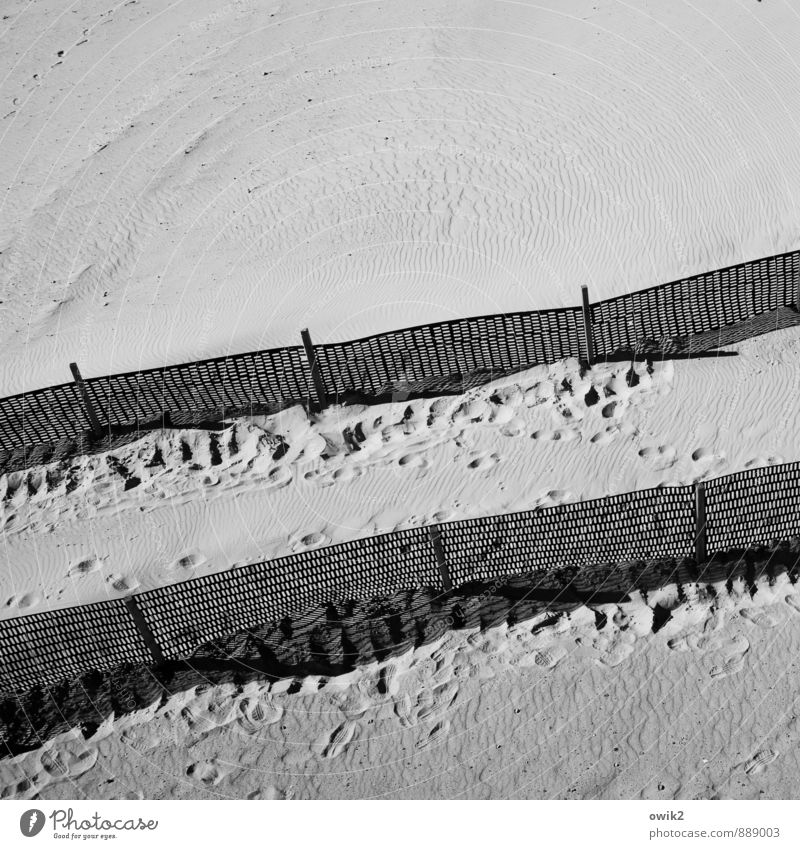 Schleuse Umwelt Natur Sonnenlicht Klima Wetter Schönes Wetter Küste Strand Sand Sandstrand Kunststoff stehen Schutz Grenze Barriere Spuren Fußspur Wellenlinie