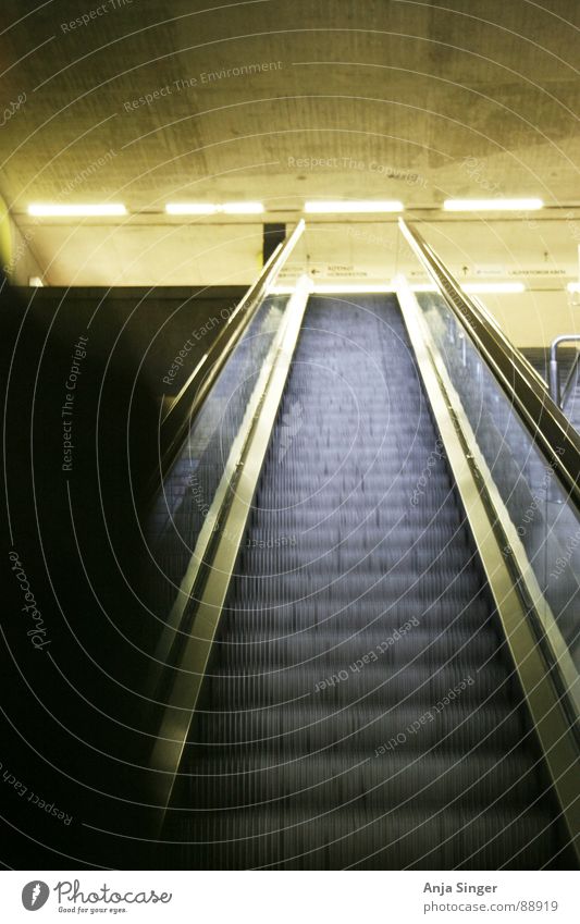 Rolltreppe U-Bahn Innenaufnahme Licht dunkel Bahnhof Schatten Treppe hell U-Bahnstation