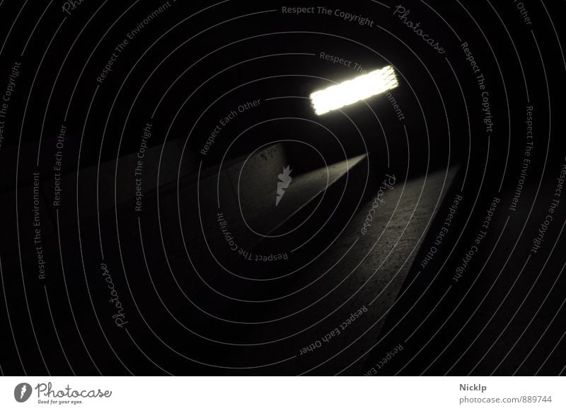 Stufen einer Treppe im Dunklen nur spärlich beleuchtet stufen Depression Traurigkeit dunkel düster glänzend kalt Stimmung Angst Stadt schwarz Erwartung