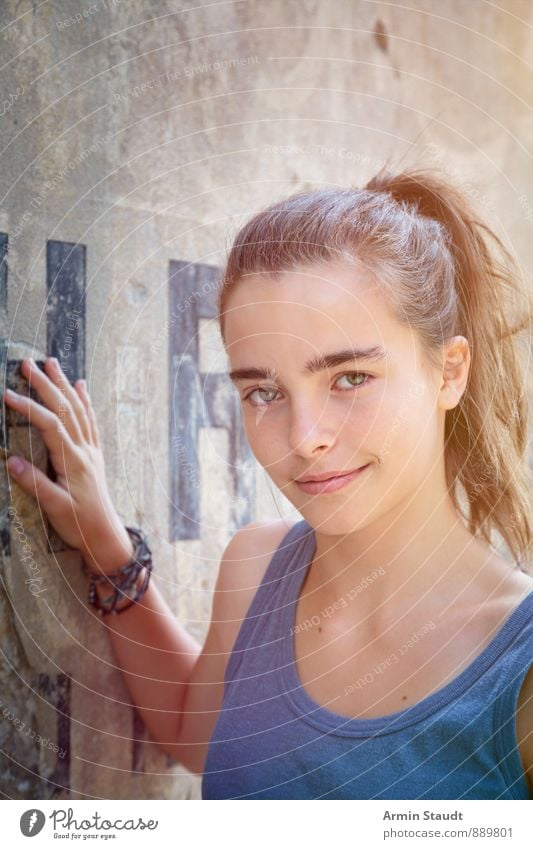 Porträt - Wand Lifestyle schön Zufriedenheit Mensch feminin Frau Erwachsene Jugendliche Hand 1 8-13 Jahre Kind Kindheit Sommer Mauer Pferdeschwanz Zeichen