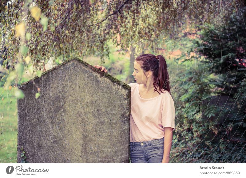 Porträt, Park, Stein ruhig Mensch feminin Frau Erwachsene Jugendliche 1 13-18 Jahre Kind Natur Baum Sträucher brünett Pferdeschwanz berühren stehen träumen