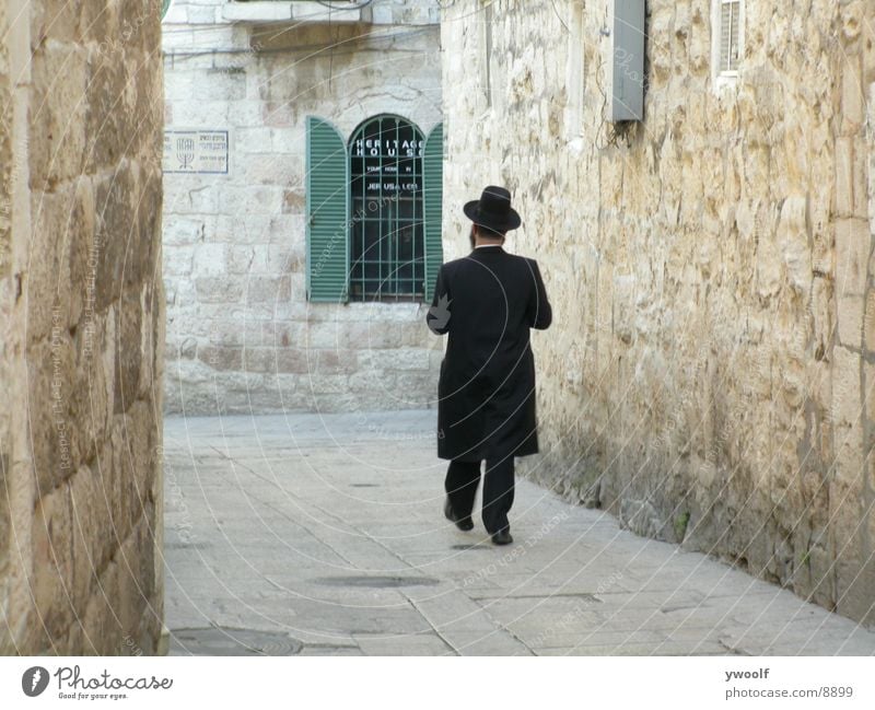 Hassid in Jerusalem Israel Mensch Orthodoxie Hut Gasse Altstadt altmodisch schmal 1 Jüdisches Viertel Israelis Ost-Jerusalem Judentum Rückansicht Außenaufnahme