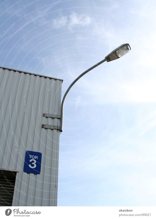 drittes(?) tor Fabrik Industrie Himmel Tor Ziffern & Zahlen Schilder & Markierungen Hinweisschild Warnschild blau weiß Sicherheit Pünktlichkeit Genauigkeit