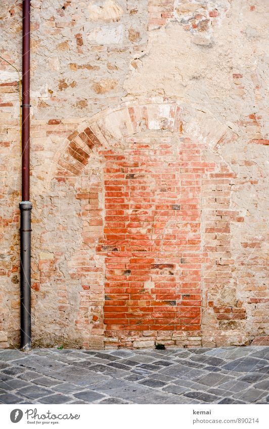 Once upon a time Dorf Stadt Altstadt Haus Mauer Wand Fassade Tür Abfluss Abflussrohr Stein Backstein rot Linie Boden Pflastersteine Kopfsteinpflaster ziegelrot