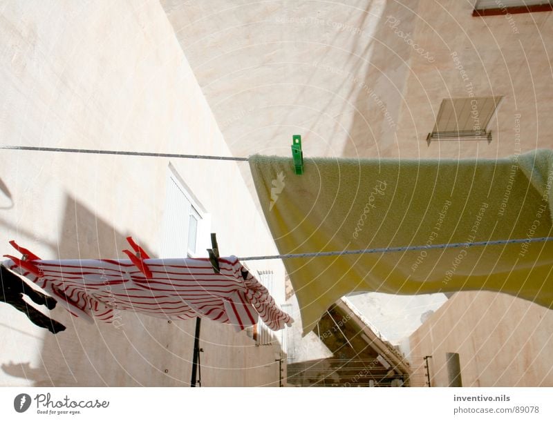 Alicante backyard Wäscheleine Balkon trocknen Sommer Klammer Handtuch Wand Spanien Süden Detailaufnahme Sonne alicante Wäsche waschen Waschtag Stadt