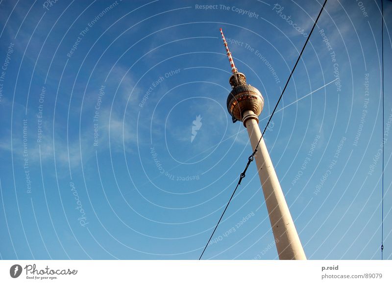 kreuz und quer. Alexanderplatz Wahrzeichen Wolken Stadtzentrum Berlin klein groß Verkehrswege Berliner Fernsehturm alex Fernsehen Hauptstadt Himmel blau Kabel