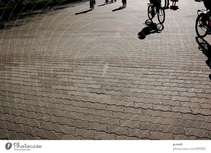 skugga. Licht Asphalt Sommer Schuhe heiß brennen kalt Muster Fußgänger Stadt Schatten verdunkeln Straßenbelag Fußweg hell Schattendasein sonnenlos grell