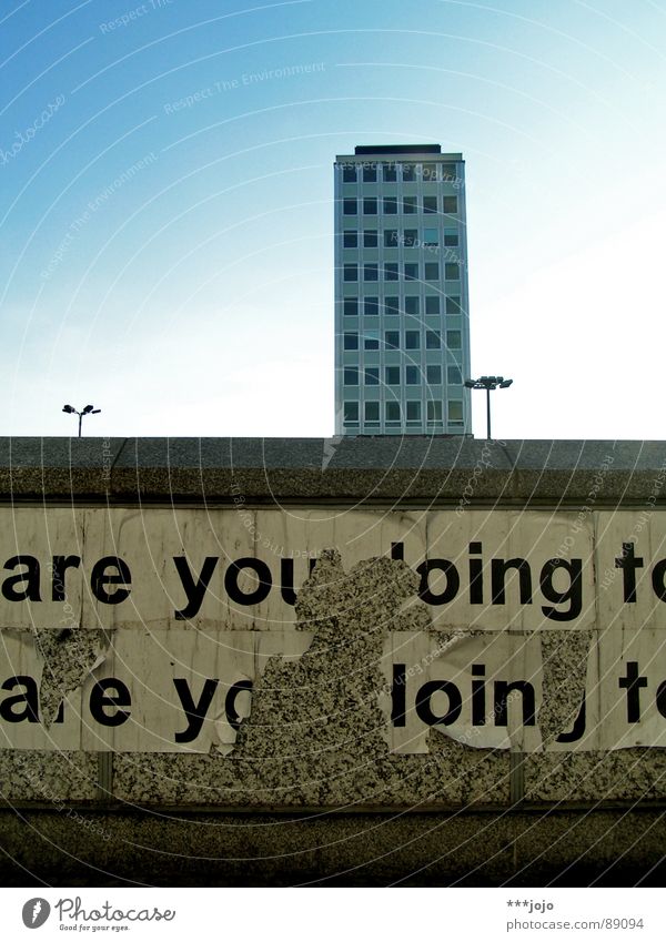 are you boing? Alexanderplatz Hochhaus Laterne Buchstaben Typographie Mauer trist Klotz Stadt Geometrie eckig DDR Berlin Osten Schriftzeichen modern bärlin