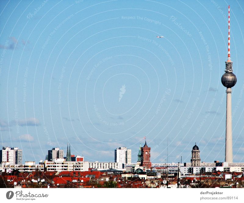 Flugzeug-Attacke? Neukölln Anschlag träumen lügen Dach rot blau-rot Wolken Wahrzeichen Denkmal Berlin Berliner Fernsehturm Alex Himmel Skyline Rotes Rathaus