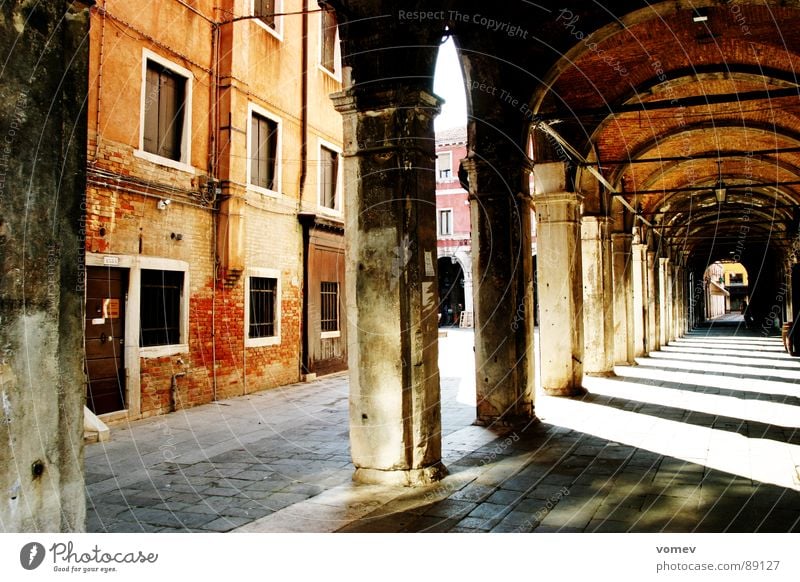 Venedig mal andres Bauwerk Licht Gemäuer Mauer verfallen Verkehrswege Arkaden Schatten Kontrast