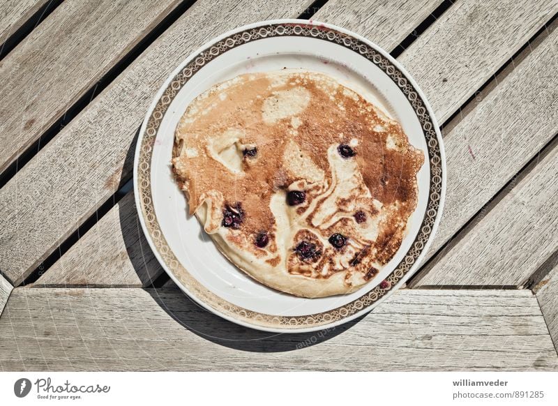 Eierpfannkuchen mit Heidelbeeren Lebensmittel Teigwaren Backwaren Süßwaren Pfannkuchen Blaubeeren Frühstück Vegetarische Ernährung Slowfood Geschirr Teller