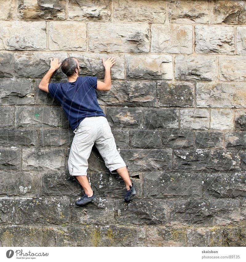 klettern Freizeit & Hobby Spielen Freiheit Berge u. Gebirge Feste & Feiern Klettern Bergsteigen Mann Erwachsene Arme Beine Mauer Wand Wege & Pfade fangen