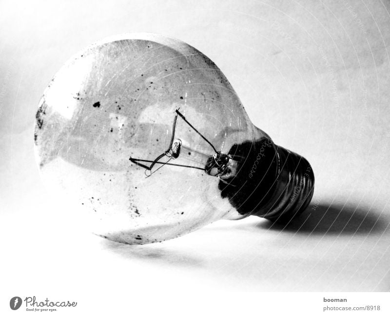 old light bulb dreckig Glühbirne Fototechnik alt Nahaufnahme Schwarzweißfoto