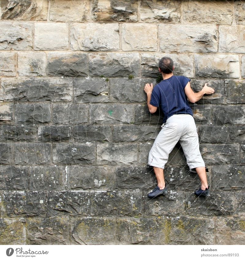 konzentration Freizeit & Hobby Spielen Freiheit Berge u. Gebirge Feste & Feiern Klettern Bergsteigen Mann Erwachsene Arme Beine Mauer Wand Wege & Pfade fangen