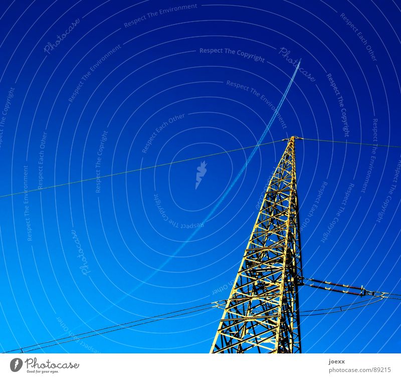 Strommast vor tiefblauem Himmel, Flugzeug hinterlässt kurvigen Kondensstreifen Energie sparen abbiegen Energiewirtschaft Hochspannungsleitung intensiv Ozonloch