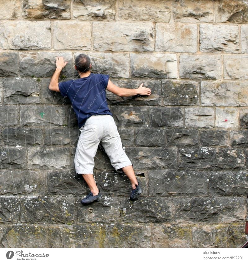 kondition Freizeit & Hobby Spielen Freiheit Berge u. Gebirge Feste & Feiern Klettern Bergsteigen Mann Erwachsene Arme Beine Mauer Wand Wege & Pfade fangen