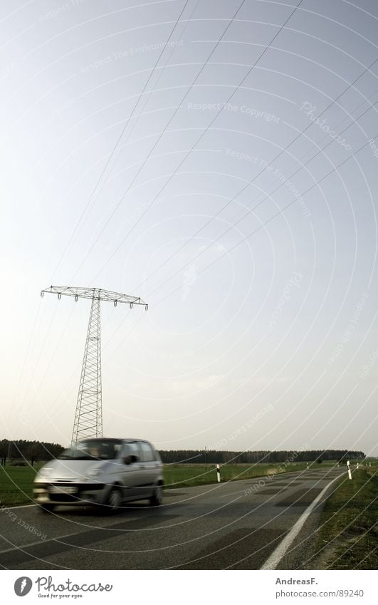 Schönwettersonntagsausflug Kleinwagen Schönes Wetter Sonntag Ausflug Landstraße fahren Geschwindigkeit Strommast Hochspannungsleitung Klimaschutz Benzin