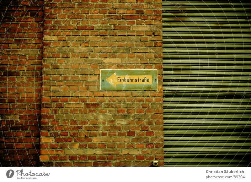 Immer der Wand nach Mauer Backstein Garage Einbahnstraße geschlossen links Industrie Rolltor Schilder & Markierungen Hinweisschild du kommst hier nett rein