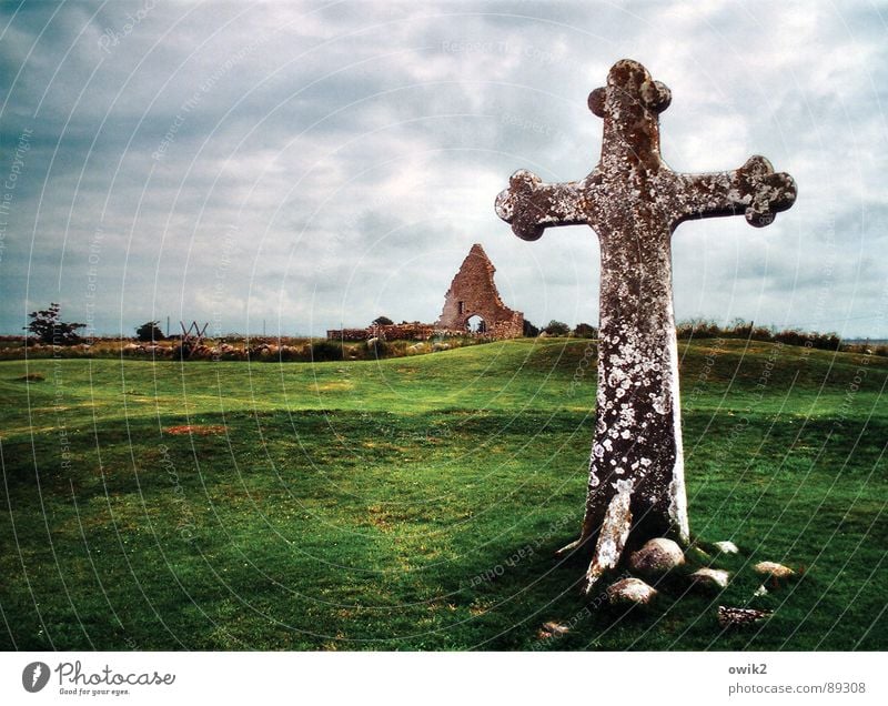 Schwedische Denkmalpflege Rücken Landschaft Himmel Wolken Klima Wetter schlechtes Wetter Gras Öland Nordeuropa Ruine Kirchenruine Sehenswürdigkeit Wahrzeichen