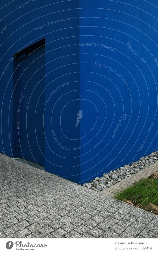 blaue Tür zyan grün Vorgarten Wand Putz abstrakt Hintergrundbild Ordnung aufräumen Am Rand Quadrat Detailaufnahme Kopfsteinpflaster Straße