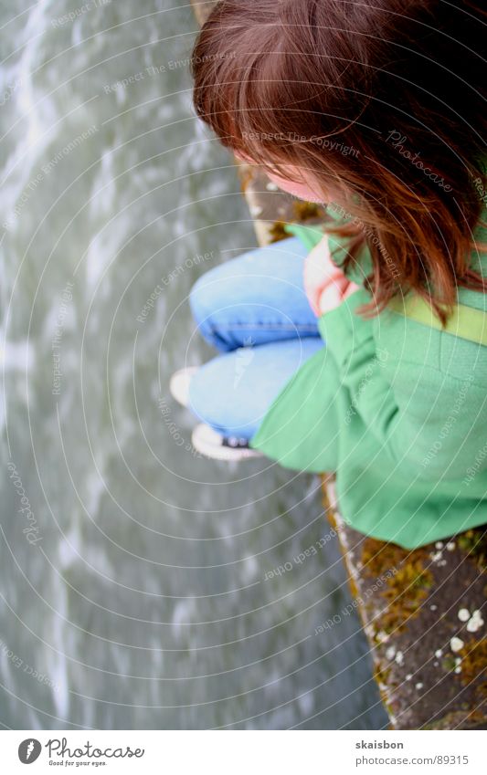 nah am wasser gebaut Frau Erwachsene Jugendliche Wasser Küste Bach Fluss Mauer Wand beobachten fallen sitzen springen Traurigkeit unten Wut Trauer Tod Angst