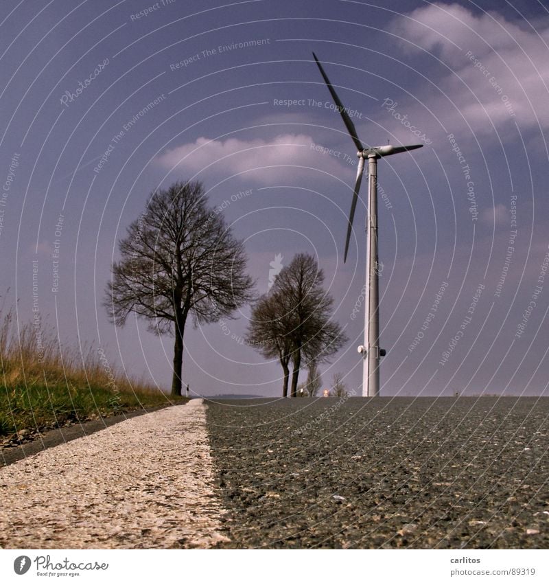 Der Weg .. Horizont Unendlichkeit Ferne Fernweh Lebenslauf Sehnsucht trampen Anhalter Straßenrand Seitenstreifen Kieselsteine Stein Wolken dramatisch