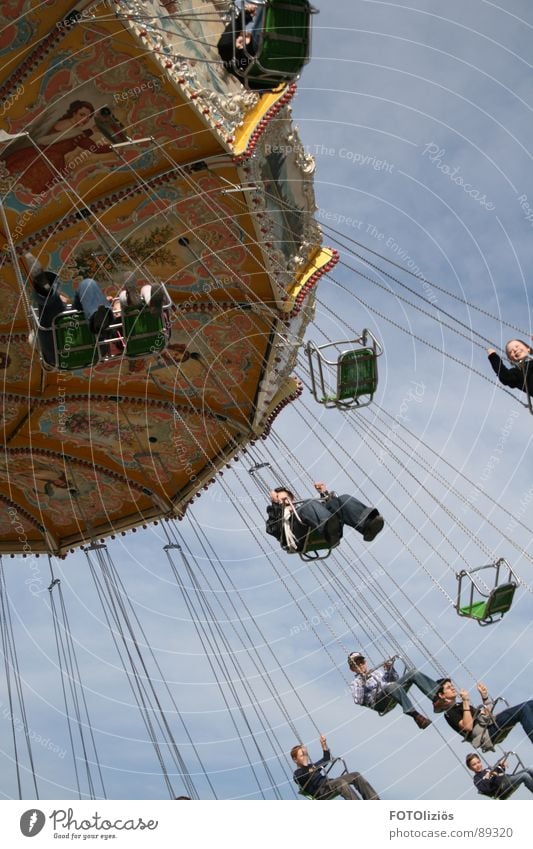 das gefühl von freiheit Karussell Kettenkarussell Schweben Zentripetalkraft Jahrmarkt Aachen Bendplatz Wolken Himmel Sitzgelegenheit Freude fliegen Kreis Sky