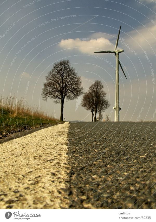 Der Weg 2 Horizont Unendlichkeit Ferne Fernweh Lebenslauf Sehnsucht trampen Anhalter Straßenrand Seitenstreifen Kieselsteine Stein Wolken dramatisch Leitpfosten