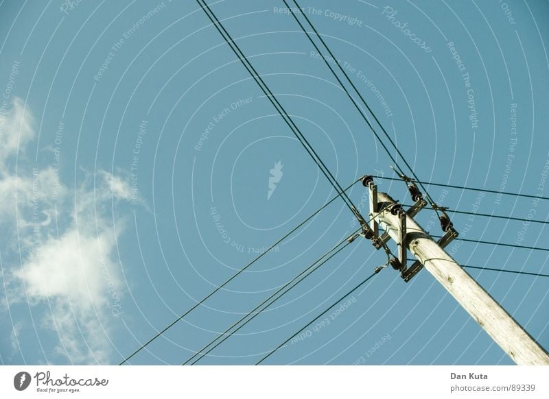 Y-Strom-Delta edel dünn zierlich Holzpfahl Wolken offen Draht Strommast Elektrizität Ferne Himmel blau Ehrlichkeit Schatten Strahlung