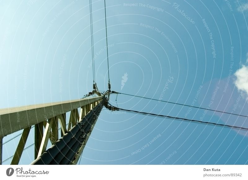 Leitungssteigerung edel dünn zierlich Holzpfahl Wolken offen Draht Strommast Elektrizität Ferne Himmel blau Ehrlichkeit Schatten Sonne Strahlung