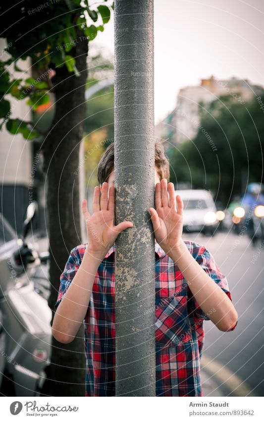 Schützender Laternenmast Lifestyle Sommer Mensch maskulin Junger Mann Jugendliche Hand 1 13-18 Jahre Kind Baum Straßenverkehr PKW Hemd stehen außergewöhnlich