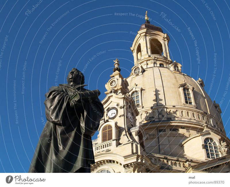 luther und frauenkirche Statue Skulptur Martin Luther Orientierung Protestantismus Bibel Gotteshäuser Religion & Glaube Sandstein himmelblau Krieg Zerstörung