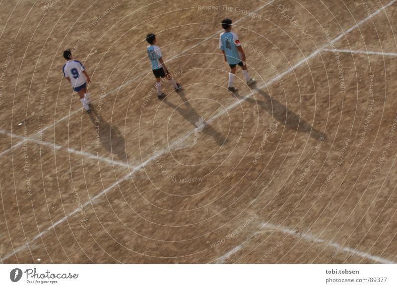 bolzplatz - der dritte Valencia braun Ballsport Sportmannschaft Treffer farbneutral Sportplatz Junger Mann beige verdunkeln Spielfeld hell Platz Fluchtpunkt