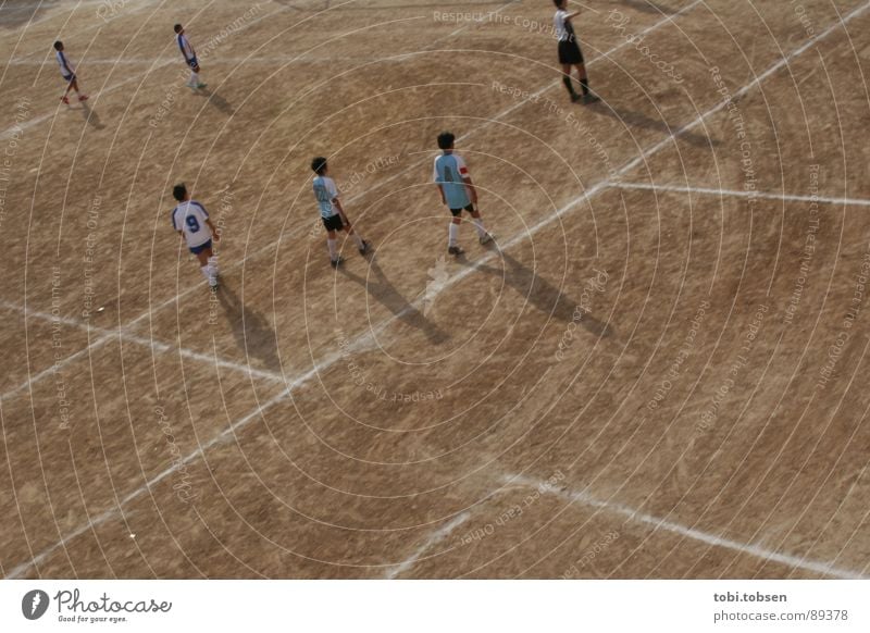 bolzplatz - der vierte Valencia braun Ballsport Sportmannschaft Treffer farbneutral Sportplatz Junger Mann beige verdunkeln Spielfeld hell Platz Fluchtpunkt