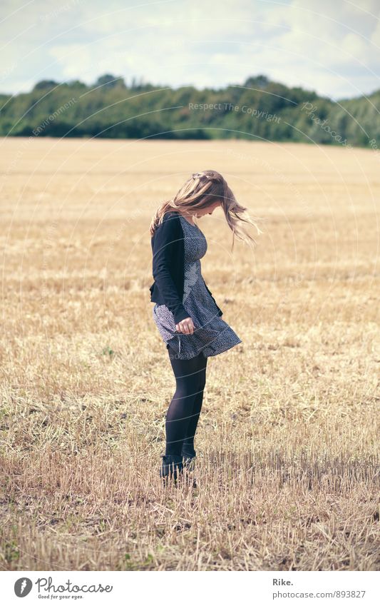 Momente genießen. Mensch feminin Junge Frau Jugendliche Erwachsene Körper 1 13-18 Jahre Kind 18-30 Jahre Natur Sommer Wind Nutzpflanze Feld Kleid blond