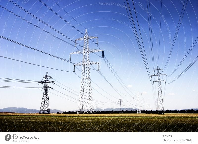 ... durchziehen das land. Strommast Feld Versorgung Industrie Sicherheit stom starkstom Energiewirtschaft Leitung Kabel Amerika