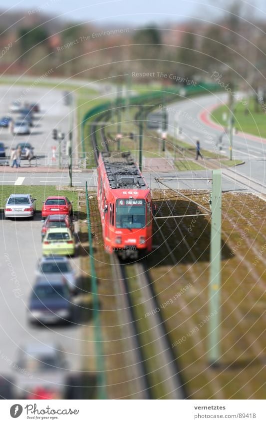 Miniaturisiertes I Straßenbahn Gleise Oberleitung Parkplatz Ampel Modellbau Spielzeug Bielefeld Verkehr Bahnhof PKW Mischung Miklos Gaal Muster