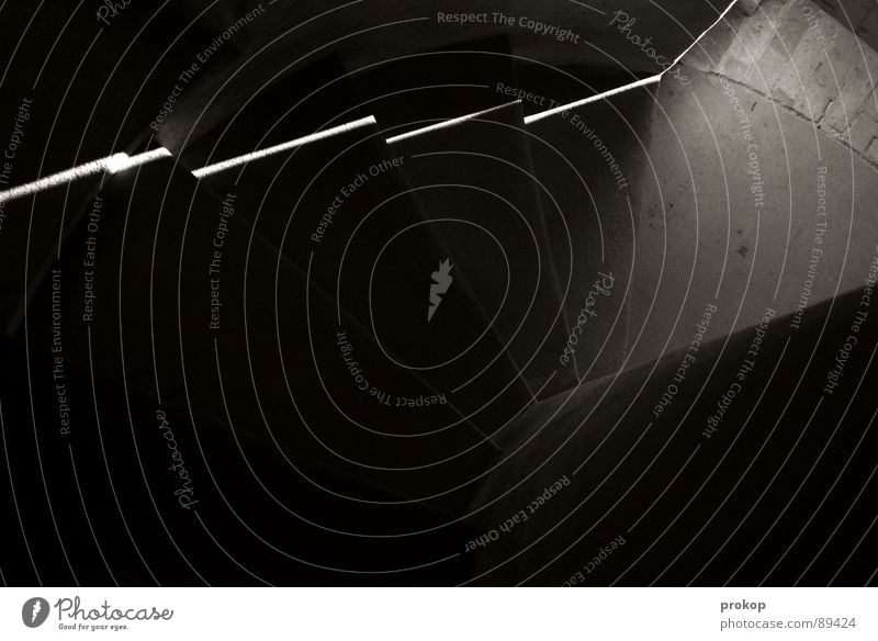 Unter dem Engel dunkel Streifen gruselig Eingang Ausgang schwarz Hölle Blitze Lichtstreifen kalt feucht Freiraum Textfreiraum Treppenabsatz Alptraum