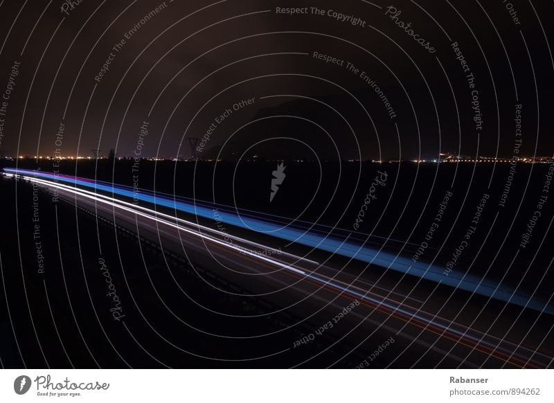 A22 Verkehr Verkehrsmittel Verkehrswege Personenverkehr Autofahren Straße Fahrzeug PKW dunkel blau rot schwarz weiß Autobahn Langzeitbelichtung Lichtstreifen