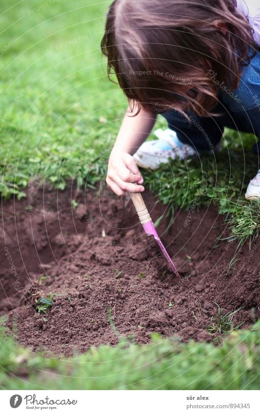 Geh draußen spielen! Freizeit & Hobby Spielen Kinderspiel Kindererziehung Kindergarten Schulkind Mensch feminin Mädchen Kindheit 3-8 Jahre Gras Garten Erde