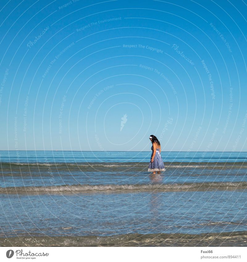 verträumt feminin Frau Erwachsene 1 Mensch 45-60 Jahre Natur Sand Wasser Wolkenloser Himmel Sommer Schönes Wetter Küste Fjord Kleid Unterrock Haarband brünett