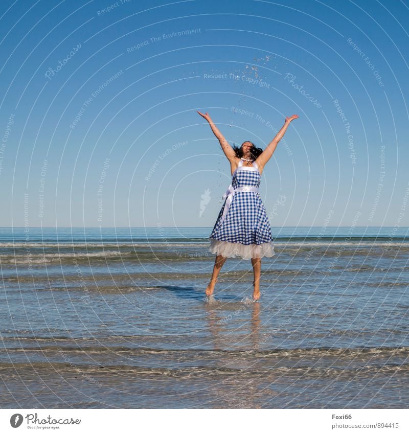 Wohlfühloase/ splash feminin Frau Erwachsene 1 Mensch 45-60 Jahre Wasser Wolkenloser Himmel Sommer Schönes Wetter Küste Fjord Kleid Petticout Accessoire Barfuß