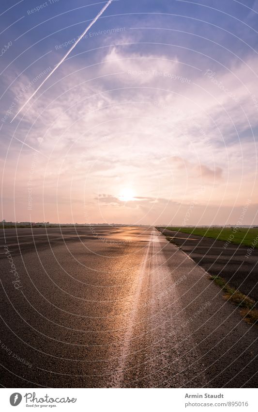 Straße - Gerade - Horizont - Himmel Natur Landschaft Sonne Sonnenaufgang Sonnenuntergang Sommer Herbst Schönes Wetter Wiese Menschenleer Flughafen Autobahn