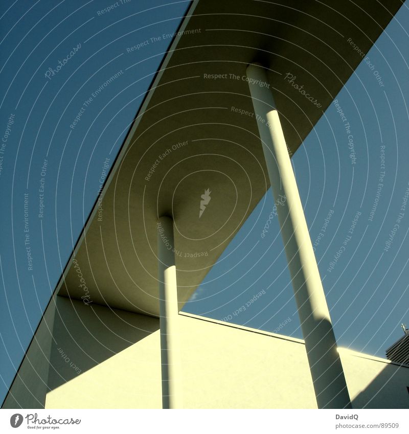 Ordentlich Beton und Sonnenschein Ecke Linearität kalt Moderne Architektur modern Säule Himmel Schatten blau eckig Linie