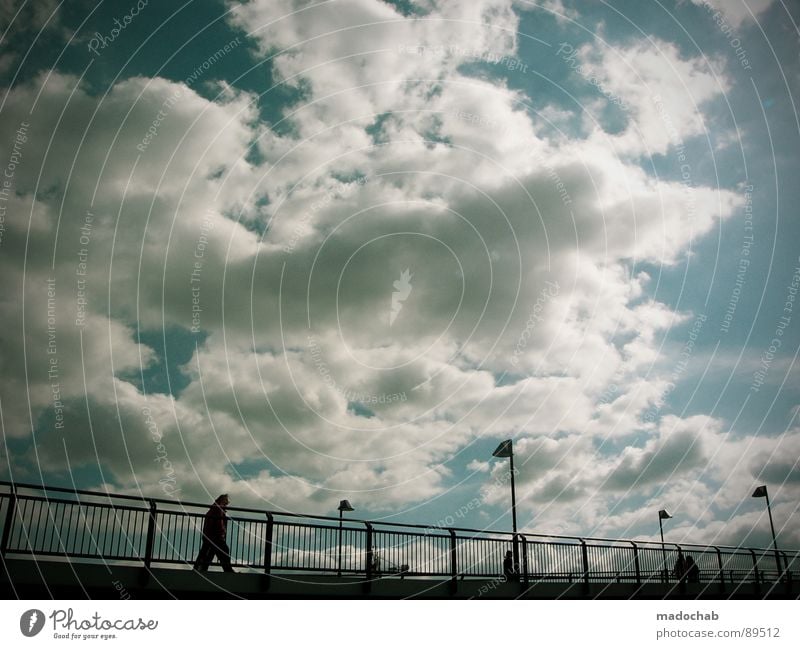 ÜBERQUEREN Himmel Wolken schlechtes Wetter himmlisch Götter Unendlichkeit Mensch Leben Laterne gehen Herbst nass kalt Romantik Zusammensein Überqueren kreuzen