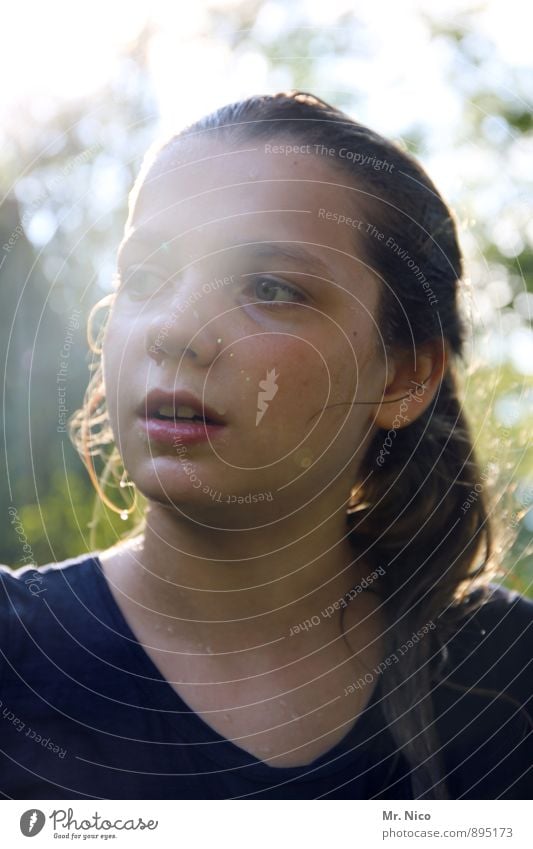 erfrischend Lifestyle Haut feminin Mädchen Kindheit Gesicht Lippen 1 Mensch 8-13 Jahre Umwelt Garten T-Shirt langhaarig Freizeit & Hobby nass feucht