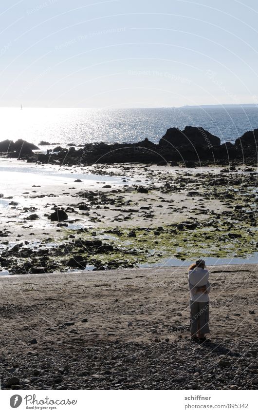 Weite umarmen Mensch Paar Partner 2 Natur Landschaft Wolkenloser Himmel Schönes Wetter Felsen Küste Strand Bucht Nordsee Meer Umarmen Gefühle Stimmung