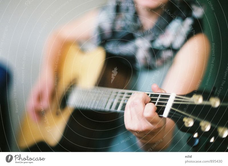 Acoustic session Freizeit & Hobby Mensch feminin Junge Frau Jugendliche Hand 1 18-30 Jahre Erwachsene Musik Musiker Gitarre Gefühle Stimmung musizieren Farbfoto