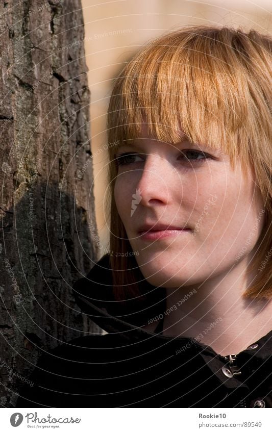 Sonnenschein am Baum... Baumrinde nah Porträt Frau Physik schön attraktiv faszinierend blond Aussicht genießen bezaubernd Macht Wärme Blick standing Stolz