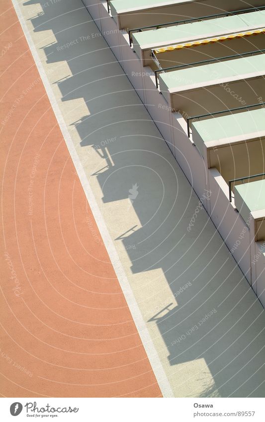 Sozialstaat Balkonien Haus Hochhaus Gebäude Fassade Geländer Plattenbau rosa Schatten Detailaufnahme apricot Wohngebäude DDR Neigung Architektur